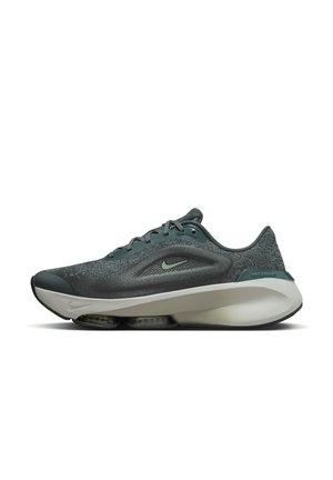 Dunkelgrüner Sportschuh mit strukturierter Oberseite, Schnürdesign, Nike-Logo, gepolsterter Sohle und einer auffälligen Form für Unterstützung.