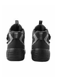 Schwarze und graue Sportschuhe mit einer strukturierten Oberseite, gepolstertem Kragen und einer robusten Sohle mit einer Schlaufe an der Rückseite für ein einfaches Anziehen.