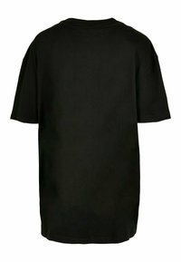 Tricou negru din bumbac, cu o croială lejeră, mâneci scurte și decolteu rotund. Spatele este simplu, fără grafice sau modele.