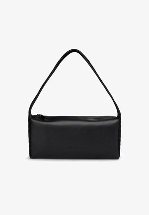 Sac en cuir noir avec une texture lisse, de forme rectangulaire et une poignée courbée. Il dispose d'une fermeture éclair et d'un branding discret à l'avant.
