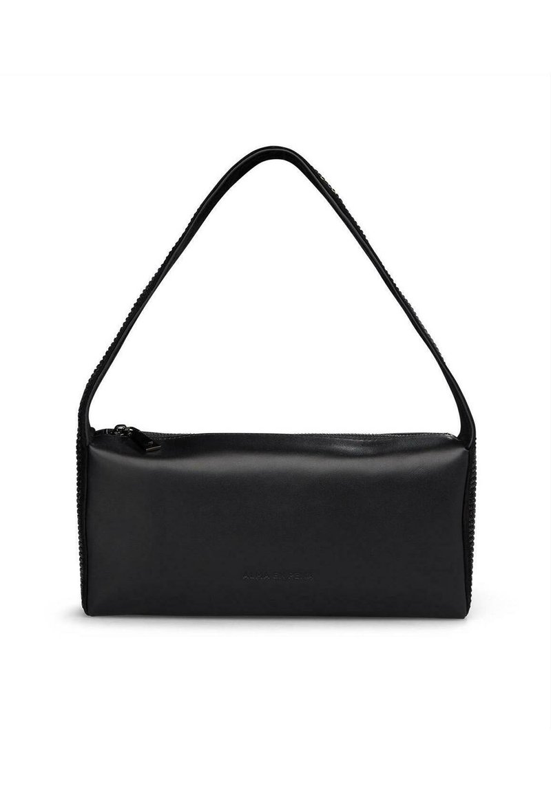 Czarna skórzana torba o gładkiej fakturze, prostokątnym kształcie i zaokrąglonym pasku. Posiada zamek błyskawiczny oraz subtelną markę z przodu.