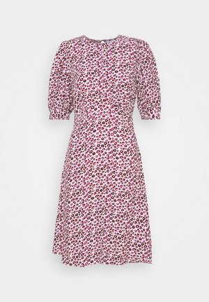 Robe à motif floral dans des tons de rose et de rouge, manches courtes bouffantes, encolure ronde, fermeture par boutons à l'arrière, jupe à mi-genoux.