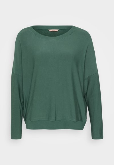 Camisola de manga longa em verde escuro, com decote largo, corte descontraído e textura suave. Design simples sem padrões ou acessórios visíveis.