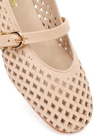 Beige leren Mary Jane-schoen met een geweven ruitpatroon, een gouden gespband en een afgeronde neus.