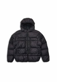Giacca a vento nera con cappuccio, dotata di chiusura a zip, due tasche frontali e un design trapuntato con una texture liscia.
