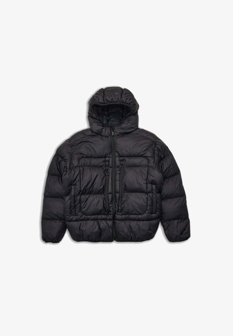 Giacca a vento nera con cappuccio, dotata di chiusura a zip, due tasche frontali e un design trapuntato con una texture liscia.