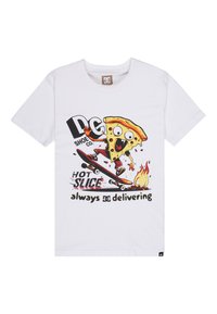 Weißes Baumwoll-T-Shirt mit einem Cartoon-Pizza-Charakter auf einem Skateboard und fettem Text: "DC Shoe Co., Hot Slice, immer geliefert."