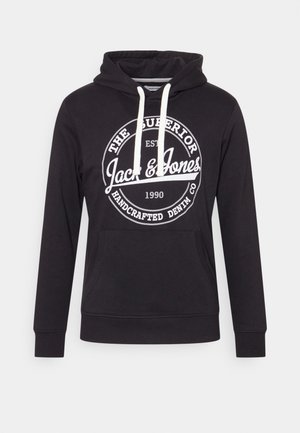 Hoodie noir avec une poche kangourou à l'avant, capuche à cordon de serrage, et logo imprimé blanc avec "Jack & Jones" et date de création 1990.