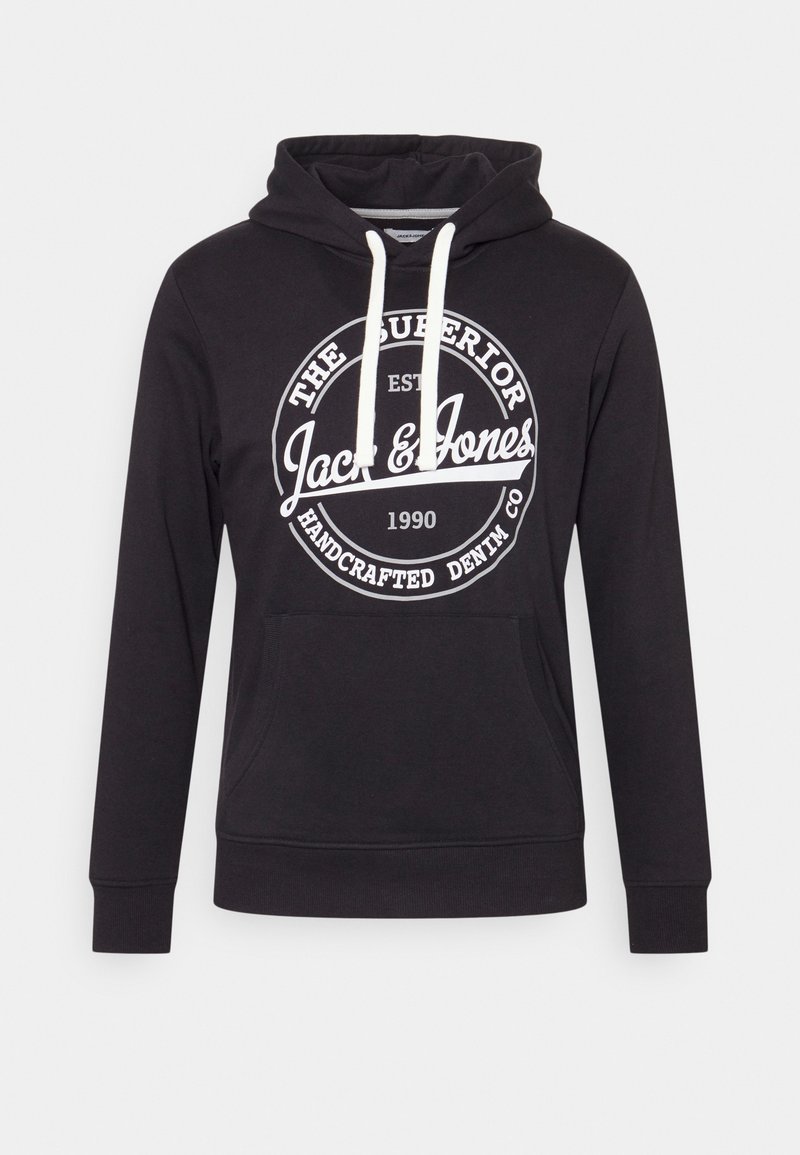 Hoodie noir avec une poche kangourou à l'avant, capuche à cordon de serrage, et logo imprimé blanc avec "Jack & Jones" et date de création 1990.