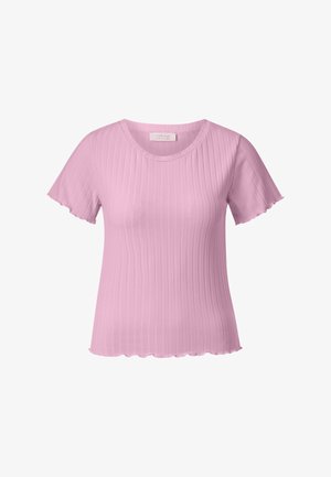 Hellviolettes, geripptes Kurzarmshirt mit Rundhalsausschnitt und gewellten Kanten an Ärmeln und Saum, auf weißem Hintergrund dargestellt.