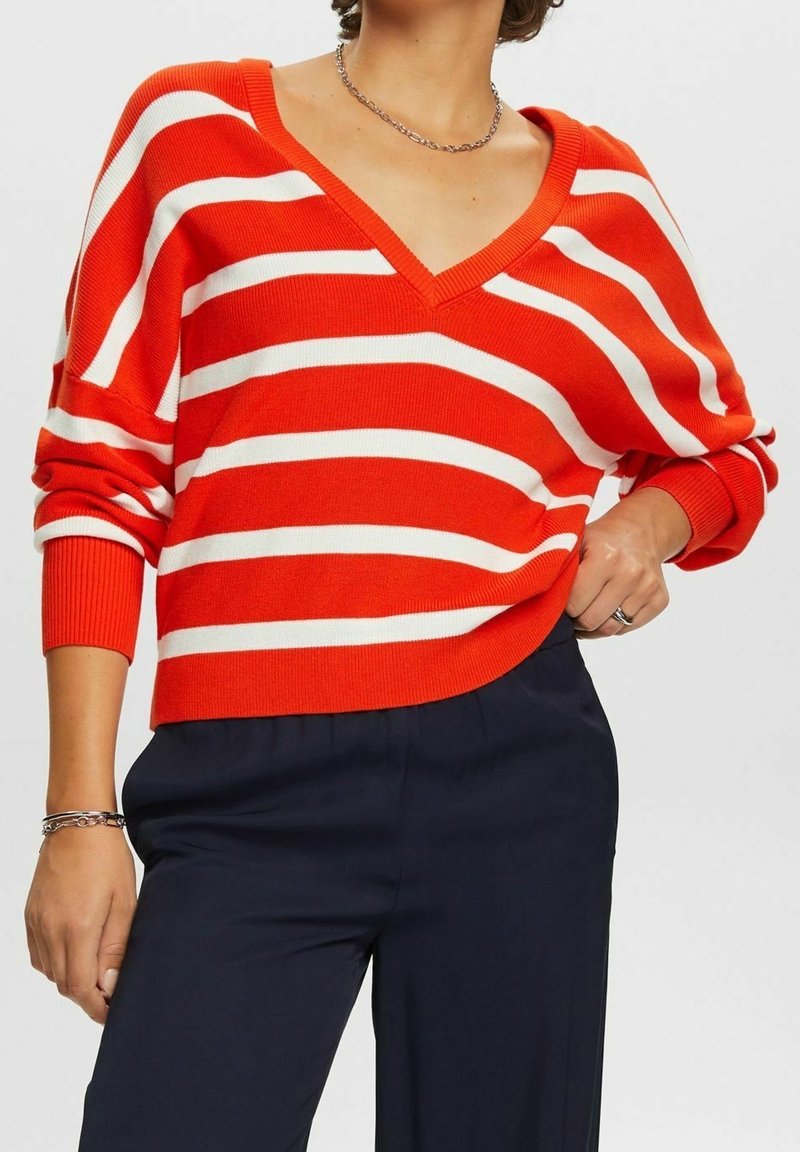Rot-weiße gestreifte Strickjacke mit V-Ausschnitt und lockerer Passform, mit umgeschlagenen Ärmeln und abgerundetem Saum.