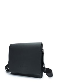 Černá kožená crossbody taška s texturovaným povrchem, obdélníkovým tvarem, plochým klopou a nastavitelným popruhem. Na přední straně se nachází logo značky.