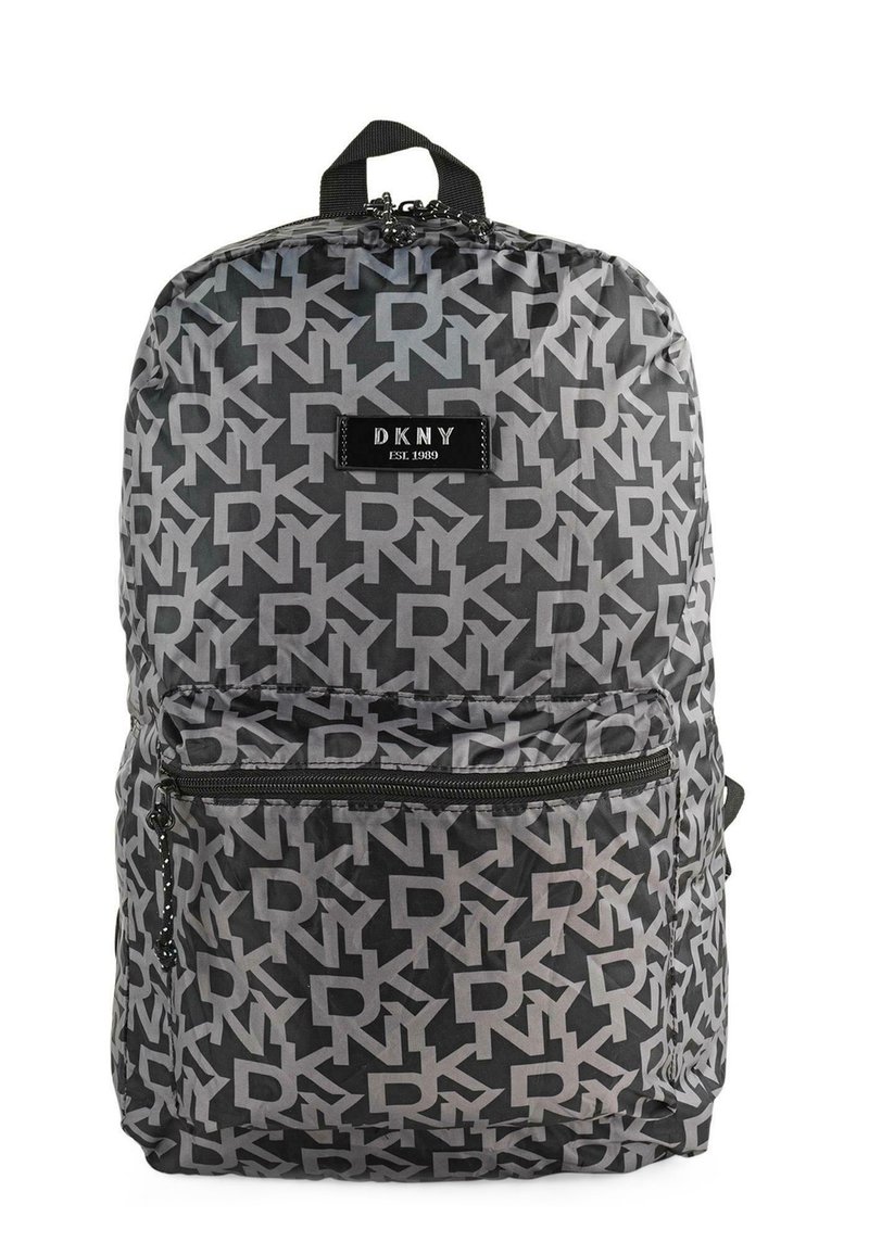 Mochila negra con un patrón de logotipos grises en toda su superficie, que cuenta con un bolsillo frontal con cremallera y un acabado de tejido texturizado. Acentuada con una etiqueta.