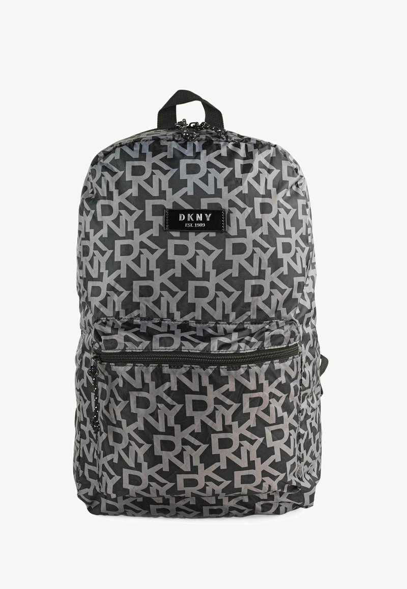 Mochila negra con un patrón de logotipos grises en toda su superficie, que cuenta con un bolsillo frontal con cremallera y un acabado de tejido texturizado. Acentuada con una etiqueta.