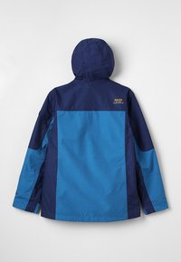 Chaqueta azul marino con capucha, que presenta un gran panel azul en la parte posterior y un pequeño logo amarillo en la parte superior de la espalda. Textura suave.