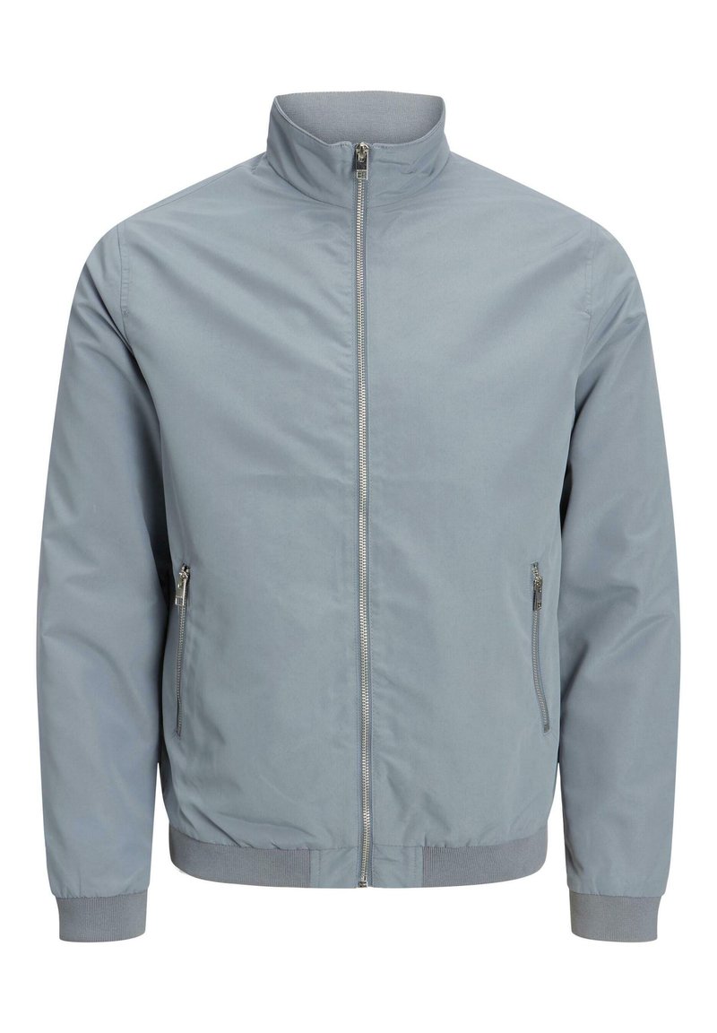 Ljusgrå bomberjacka med ståkrage, framzipper och sidofickor. Har ribbade ärmslut och nederkant, samt en slät textur.