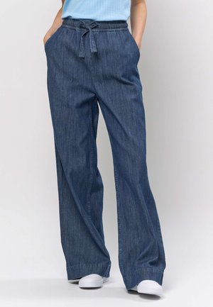 Széles szárú sötétkék farmernadrág ruganyos derekú, zsinóros megkötéssel, oldal zsebekkel és sima szövésű anyaggal.