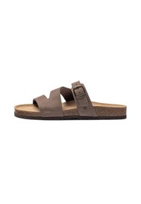 Bruine suède slidesandalen met twee brede banden, waarvan er één een metalen gesp heeft, een kurken voetbed en een getextureerde rubberen zool voor grip.