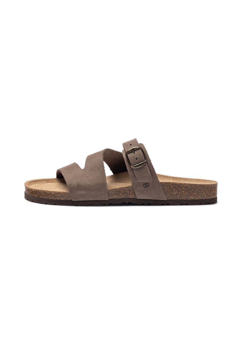 Bruine suède slidesandalen met twee brede banden, waarvan er één een metalen gesp heeft, een kurken voetbed en een getextureerde rubberen zool voor grip.