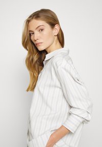 Lounge Nine BECS SHIRT - Blusa com botões - blue heron