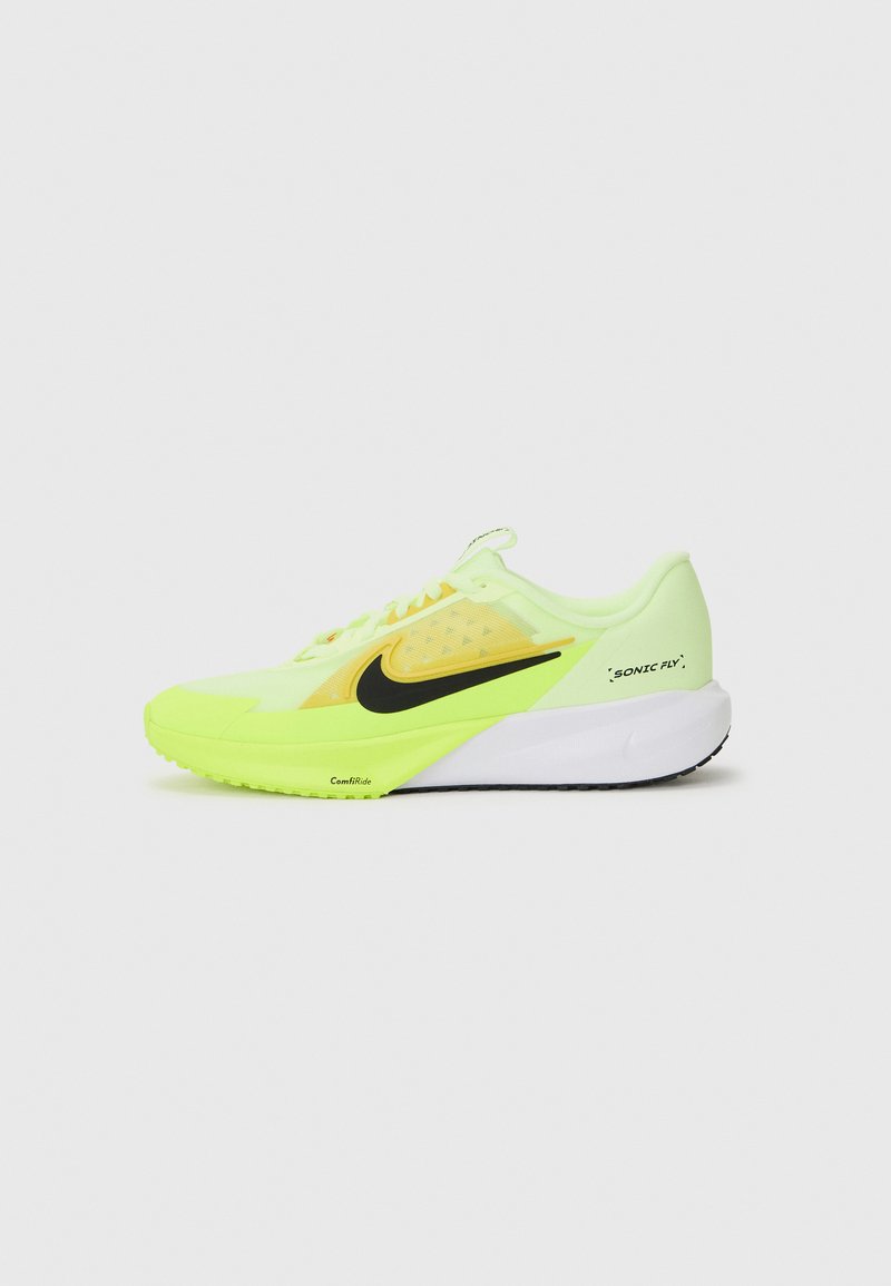 Bežecká obuv s jasne neonovo žltým zvrškom, čiernym logom Nike a textúrovanými detailmi, s bielou a čiernou podrážkou.