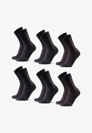 Sæt af seks sokker. To par helt sorte, fire par sorte med tynde lodrette striber i rød. Mellemlang længde, ribbet tekstur, elastiske manchetter.