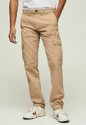 Kakifärgade cargobyxor med rak passform, flera sidofickor och knappstängning. Tillverkade av ett robust bomullstyg med en slät yta.