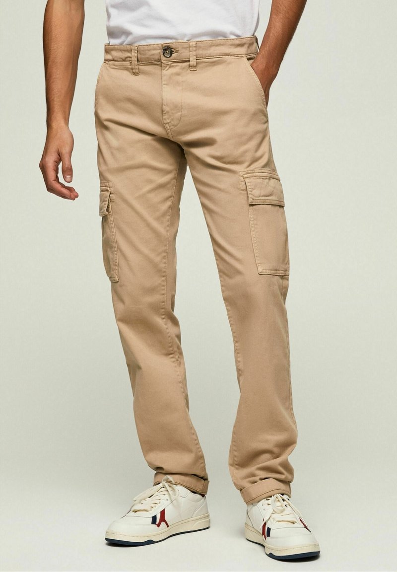 Khakikleurige cargobroek met een rechte pasvorm, meerdere zijzakken en knoopsluiting. Gemaakt van stevig katoen, met een gladde textuur.