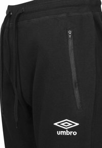 Umbro JOGGING  - Pantalones deportivos - noir