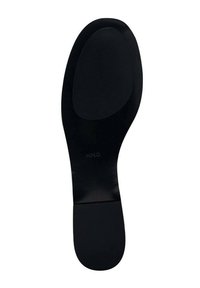 Suela de zapato negra hecha de goma, con un acabado suave y una textura acanalada horizontal cerca de la zona de los dedos. Se puede ver la marca estampada.