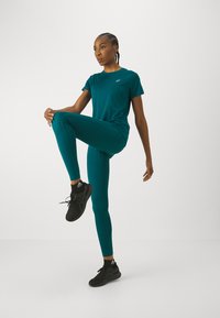 ASICS CORE TOP - Spordi T-särk - rich teal