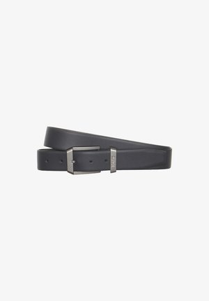 Ceinture en cuir noir avec une texture lisse, boucle en métal argenté rectangulaire et plusieurs trous d'ajustement. Design simple, sans motifs.