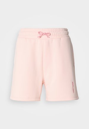 Ανοιχτό ροζ σορτς φλις με ελαστική μέση και ταιριαστή κορδονόδετη. Διαθέτει πλαϊνές τσέπες και μικρό λογότυπο σε πιο σκούρο ροζ στο πόδι.