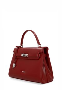 Sac à main en similicuir rouge au design structuré, avec ferrures en argent, une poignée supérieure, et un charm amovible portant la lettre "P".