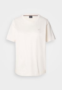 T-shirt blanc à manches courtes avec col rond, petit logo en relief sur la poitrine gauche et étiquette de marque noire à l'intérieur du col.