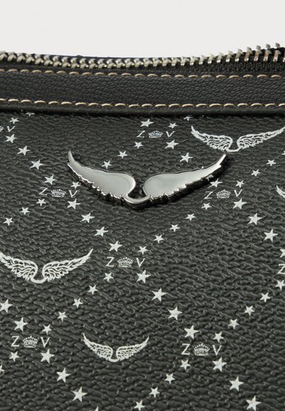 Portefeuille en cuir noir texturé avec un logo en forme d'aile argenté et des motifs d'étoiles blanches, doté d'une fermeture éclair métallique et d'une couture contrastante.