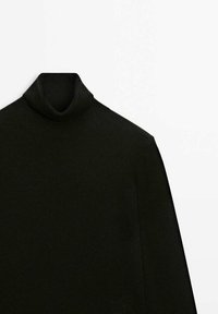 Pull à col roulé noir à manches longues en tissu tricoté fin, présenté à plat sur un fond clair.