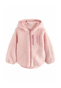 Veste en polaire rose avec capuche, dotée d'une fermeture éclair sur le devant, de poches latérales et d'un patch étiqueté "BAKER" sur la poitrine. Texture douce.