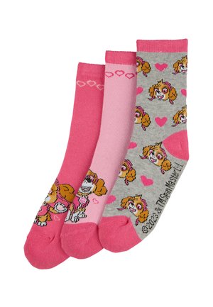 Tres pares de calcetines para niños: uno de color rosa sólido, uno de color rosa claro con corazones y uno gris con un perro de dibujos animados y corazones, todos con acentos rosas.