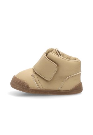 Zapato beige para bebé con correa de Velcro, suela marrón texturizada y cuello acolchado en el tobillo sobre un fondo blanco.