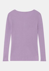 T-shirt à manches longues en texture côtelée, de couleur lavande et avec un col rond. Le design comprend des manches ajustées et un ourlet droit.