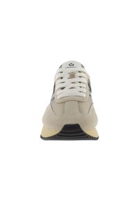 Baskets beiges avec une tige en daim, des lacets blancs et des panneaux en maille noire. Présentent une semelle texturée et un logo subtil sur la languette.