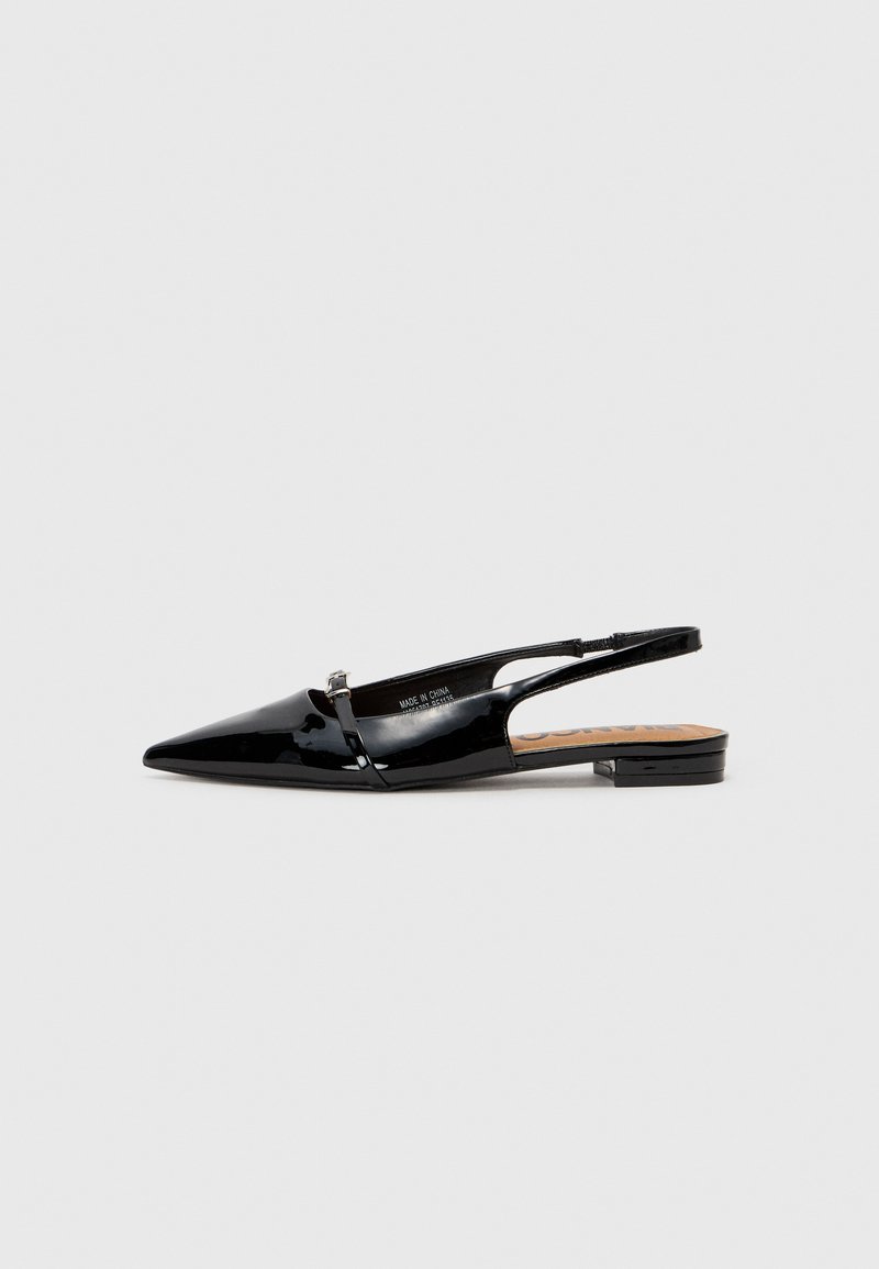Μαύρο πατενταρισμένο δερμάτινο slingback παπούτσι με αιχμηρή μύτη, μινιμαλιστικό σχέδιο, μικρό τακούνι και ασημί αγκράφα στη ζώνη.