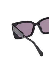Ochelari de soare negri cu lentile violet, având un finisaj lucios și un design elegant. Brațul are un logo argintiu "MAX&Co.".