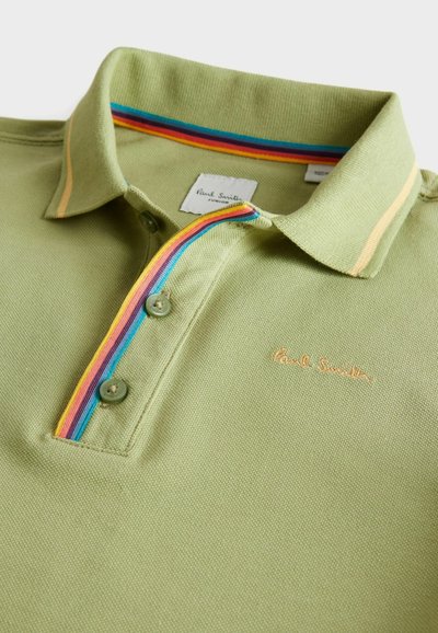 Polo in cotone verde chiaro con superficie testurizzata, caratterizzato da un colletto a righe multicolori e due bottoni verdi. Logo ricamato.