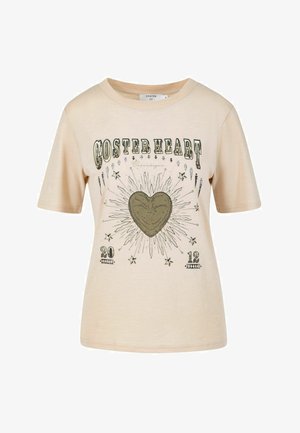 Beige T-shirt met korte mouwen met de tekst "Coster Heart", een centraal hartgrafiek omringd door stralende lijnen en sterren, en "2012" onderaan.
