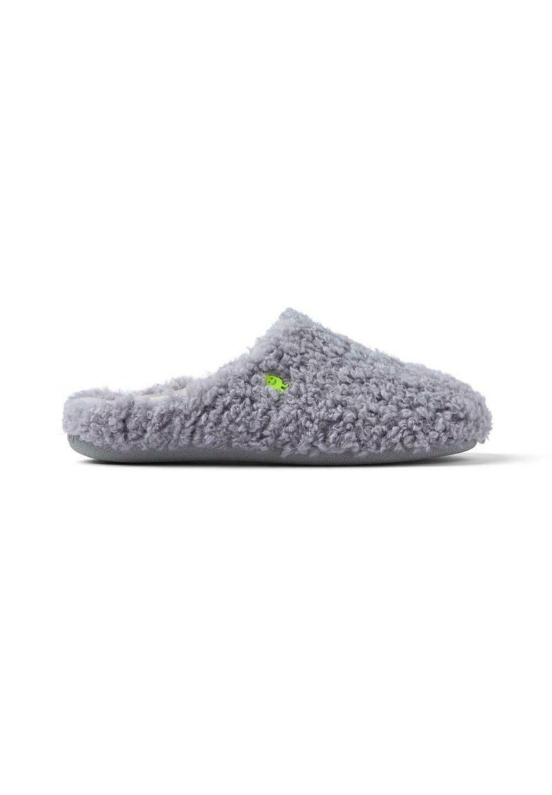 Pantofole viola pelose con un esterno testurizzato e morbido e un design semplice. Presentano un logo verde sul lato e una suola morbida.