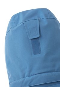 Modrá zateplená bunda s kapucňou a jemným leskom, vybavená spevneným nastaviteľným popruhom a plochými švami pre elegantný vzhľad.
