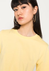 Pieces PCRIA FOLD UP SOLID TEE - T-shirt básica - popcorn