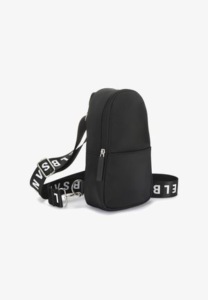 Schwarze Umhängetasche mit runder Form, aus weichem Material gefertigt. Sie verfügt über einen Reißverschluss und einen Gurt mit auffälliger weißer Schrift.